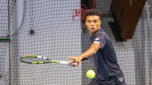 « Je n’ai jamais vu un jeune faire autant d’heures de tennis » : du rugby aux courts internationaux, le rêve professionnel de Cédric, 17 ans