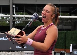Kristina Liutova, 16 ans, établit plusieurs records WTA en remportant Memphis lors de ses débuts sur le circuit.