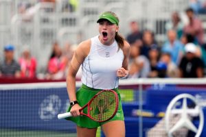 La sensation torontoise Alina Korneeva salue le tennis junior avant son affrontement avec Coco Gauff