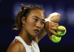Les difficultés de Zheng Qinwen se poursuivent, elle s’incline lors de son premier match de qualification depuis 20