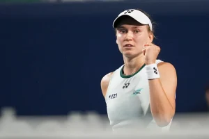 Menée d’un set et d’un break, Rybakina renverse Osaka à Toronto