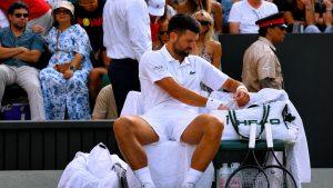 Novak Djokovic dépasse Roger Federer avec un nouvel exploit à Wimbledon