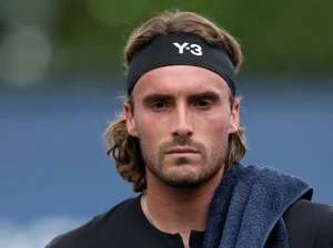 « On dirait un court public » : Tsitsipas fulmine contre l&rsquo;état du court à Montréal