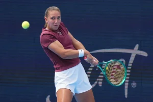Parry tient bon à Cincinnati et défiera Mertens au deuxième tour