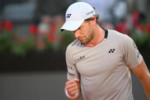 Ruud s&rsquo;offre un record de doubles fautes sans concéder la moindre balle de break