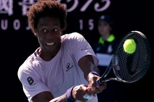 Tien demande un souvenir à Monfils après leur duel émouvant à Montréal
