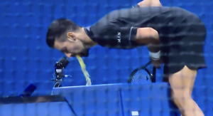 US Open > Djokovic explique son craquage à tous les niveaux : « Les vomissements, les vertiges, c’est un problème sérieux. À la fin, mon dos et mon épaule ont aussi lâché… »