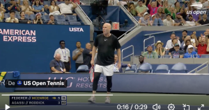 US Open, Vidéos > Agassi transperce totalement Federer à 56 ans !