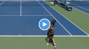 US Open, Vidéos > Carlos Alcaraz, particulièrement agacé à l&rsquo;entraînement : « Putain de coup droit de merde »