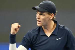 Vidéo – Avant la tournée américaine, Jannik Sinner aperçu avec son incroyable Ferrari à Monaco
