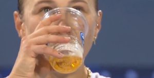 les commentateurs de TC se demandent si Amanda Anisimova a bu de la bière en plein match
