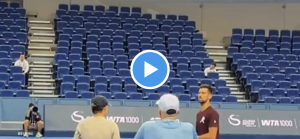ATP – WTA, Vidéos > Djokovic aperçu en pleine leçon de coaching avec Iga Swiatek