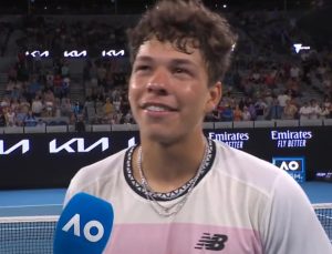 Andrea Petkovic perplexe face à une décision de Ben Shelton lors de la défaite d’Alexander Zverev