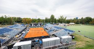 Belgique – Autriche en Coupe Davis : notre visite du plus vieux stade de football du pays, métamorphosé en court de tennis