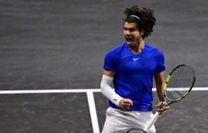 Carlos Alcaraz sauve brillamment deux balles de match et vient à bout de Taylor Fritz