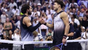 Choc à l&rsquo;US Open : le numéro 3 mondial Carlos Alcaraz éliminé en quart de finale par l&rsquo;Américain Ben Shelton qui met fin à sa série de 18 victoires en Grand Chelem
