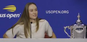 Elena Rybakina revient à la table de presse pour répondre à une dernière question « spéciale »