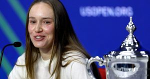 Elle ne savait même pas si elle pourrait jouer l&rsquo;US Open : Elena Rybakina rentre de New York avec le titre et le statut de n°1 mondiale