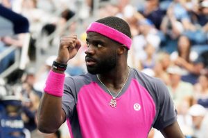 Frances Tiafoe élimine Daniil Medvedev et s&rsquo;invite en quarts de finale de l&rsquo;US Open
