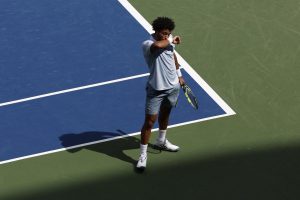 Grosse désillusion pour Arthur Fils, éliminé dès son entrée en lice de l&rsquo;US Open par Stefanos Tsitsipas