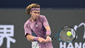 Il essaye de déchirer son tee-shirt sans y parvenir, frappe une boîte à serviettes et s&rsquo;ouvre la main, Andrey Rublev remporte un match très tendu contre le Français Hugo Gaston au tournoi de Hangzhou