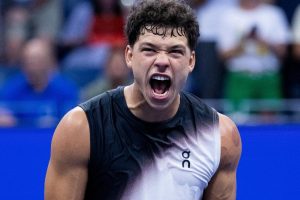 Impressionnant de facilité, Ben Shelton se qualifie pour les quarts de finale de l&rsquo;US Open en expédiant Stefanos Tsitsipas