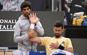 Le kiné de Novak Djokovic révèle comment le Serbe « met son équipe à l’épreuve »