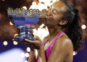 Leylah Fernandez réconforte Talia Gibson, finaliste pour la première fois sur le circuit WTA, après sa défaite à Singapour