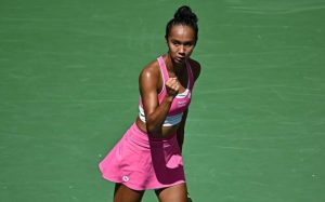 Leylah Fernandez renverse Maja Chwalinska au terme d’une spectaculaire remontée en demi-finales