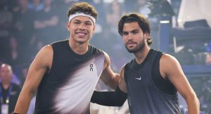 US Open > Alcaraz battu, son préparateur physique tire la sonnette d&rsquo;alarme : « Commencer un match de tennis en 5 sets à 23 heures n’est pas du tout sain pour un sportif »