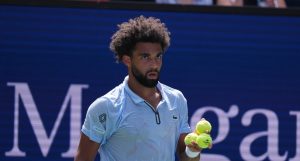US Open > Arthur Fils assume totalement après sa défaite dès le premier tour : « Ce n&rsquo;est pas une excuse. Je dois simplement travailler beaucoup plus dur pour être capable de disputer ce genre de tournois »