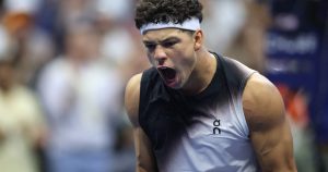 US Open: Ben Shelton domine Stefanos Tsitsipas et rejoint Carlos Alcaraz en quarts