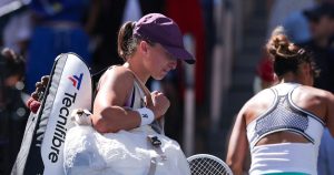 US Open: Iga Swiatek renversée par la revenante Zheng Qinwen en huitièmes de finale