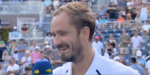 US Open > Medvedev, après sa victoire contre Rinderknech : « J’ai une anecdote amusante à propos de ma fille. Une fois, je l’ai emmenée à l’entraînement, elle était contente mais d&rsquo;un coup elle a jeté sa raquette sur le court. Le coach m’a regardé et m’a dit : &lsquo;Je ne sais pas d’où elle tient ça…' »