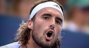 US Open > Tsitsipas : « Un chauffeur de taxi m&rsquo;a demandé si je connaissais Stefanos Tsitsipas, et quand je lui ai répondu qu&rsquo;on était très proches, il m&rsquo;a dit : &lsquo;Tant mieux, dis-lui d&rsquo;arrêter de faire autant de pauses toilettes, comme s&rsquo;il cherchait Narnia' »