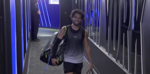 US Open, Vidéos > L&rsquo;attitude rarissime et géniale d&rsquo;Alcaraz dans les couloirs du stade après sa défaite en cinq sets contre Shelton