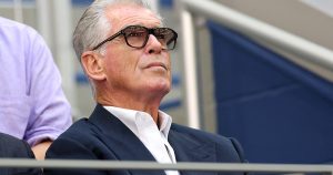 US Open : l&rsquo;amusant clin d&rsquo;oeil du réalisateur à Pierce Brosnan, ancien James Bond, présent dans les travées du stade (VIDEO)