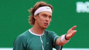 Vidéo : Rublev s’acharne sur son t-shirt… sans réussir à le déchirer