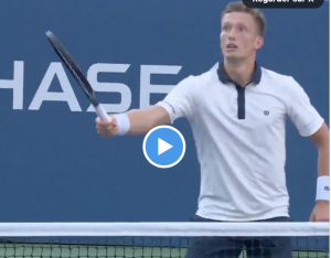 Vidéos > Lehecka, battu par le revenant Tsitsipas, pas loin de nous offrir le plus gros raté du tournoi !