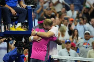 Vidéos > Michelsen en larmes dans les bras de Tiafoe : l’image bouleversante de l’US Open