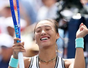 la qualifiée Zheng Qinwen réussit encore une remontée de 0-5 pour battre Iga Swiatek
