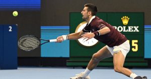 A 39 ans, Djokovic rentre un peu plus dans la légende et décroche à Pékin son 102e titre, après l&rsquo;abandon d&rsquo;Alex de Minaur