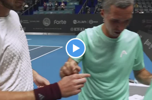 ATP – Almaty, Vidéos > Quand Tsitsipas demande un autographe au joueur qu&rsquo;il vient d&rsquo;envoyer à la retraite