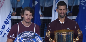 ATP – Pékin > La grande classe d&rsquo;Alex De Minaur après son abandon en finale contre Novak Djokovic : « En tant que fan de sport, c&rsquo;est toujours aussi incroyable de te voir jouer encore à ce niveau-là »