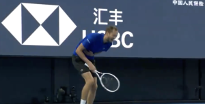 ATP – Pékin, Vidéos > Quand Medvedev se moque ouvertement de Djokovic en plein match