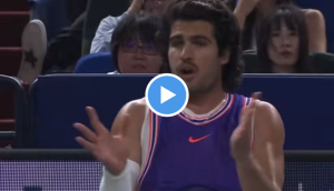 ATP – Shanghai, Vidéos > La grosse colère de Carlos Alcaraz lors de son troisième tour : « Je ne peux pas jouer comme ça ! Je ne peux pas ! »
