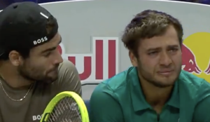 ATP – Vienne, Vidéos > Les larmes terribles de Cobolli, contraint à l&rsquo;abandon et consolé par Berrettini
