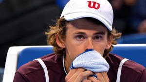 Alex de Minaur révèle la nature de sa blessure après son abandon face à Novak Djokovic