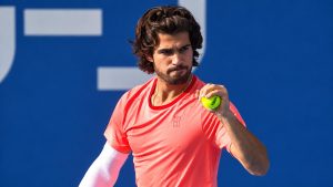 Carlos Alcaraz écarte quatre balles de set et se qualifie à Tokyo