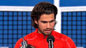 Carlos Alcaraz profite du coup d’arrêt de Jannik Sinner pour tirer la sonnette d’alarme sur le calendrier tennistique